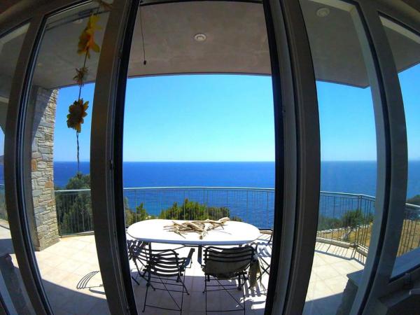 The photo shows the Villa Aegean Balcony located in the city of Trikovilón.