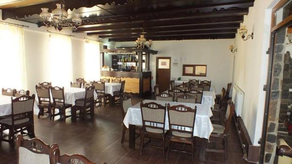 La photo montre l'objet Pensiune Restaurant la Pogace situé dans la ville de Piatra.