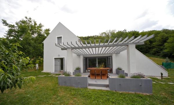 A la foto es mostra l'objecte SárgaRigó Holiday Home situat a la ciutat de Káptalantóti.