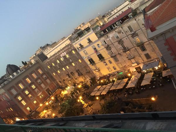 A la foto es mostra l'objecte B&B Bellini situat a la ciutat de Nàpols.