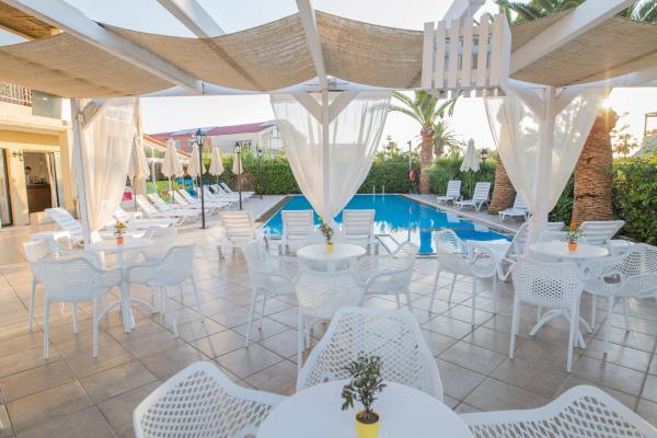 Na zdjęciu widoczny jest obiekt Creta Aquamarine Hotel położony w mieście Platanes.