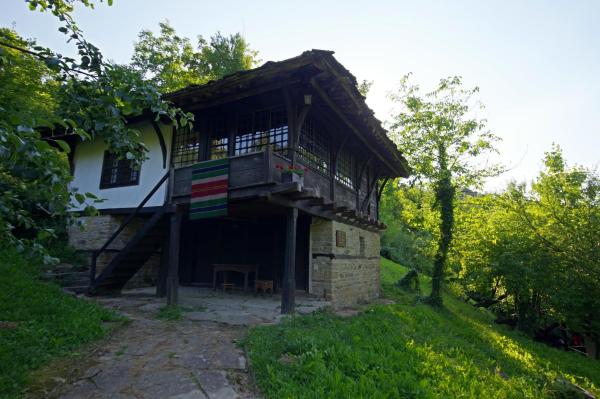 The photo shows the Guest house Cana Mihova located in the city of Bangeytsi.
