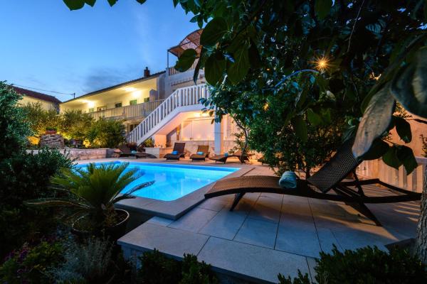 Na zdjęciu widoczny jest obiekt Holiday Home Oasis Hyllis położony w mieście Dograde.