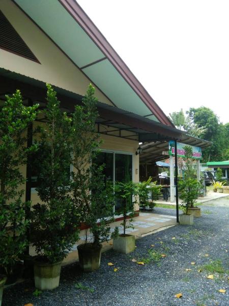 A la foto es mostra l'objecte Green Happy Homestay situat a la ciutat de Ban Khuan Pling.