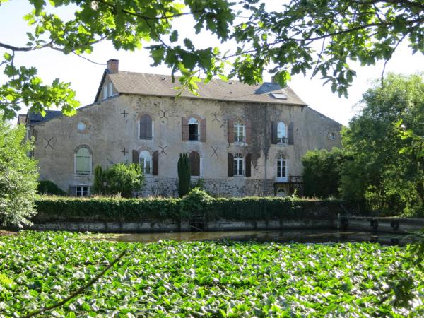 The photo shows the Chambres d'hôtes du Moulin de la Chaussee located in the city of Bannes.