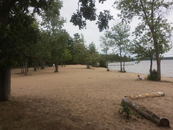 A la foto es mostra l'objecte Pine Lodge situat a la ciutat de White Lake.