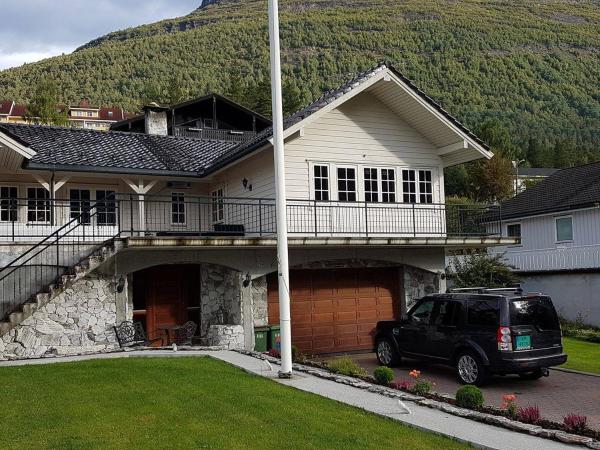 På billedet ses objektet Aarnes house Stryn beliggende i byen Stryn.