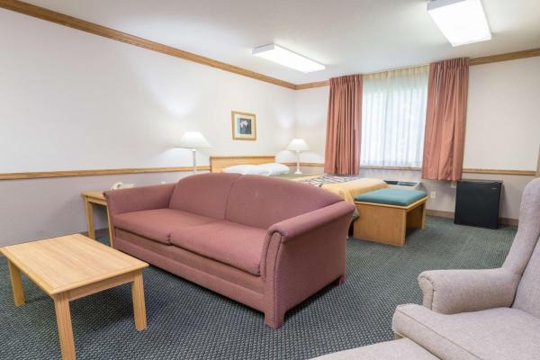 Super 8 by Wyndham Sheldon photo 7