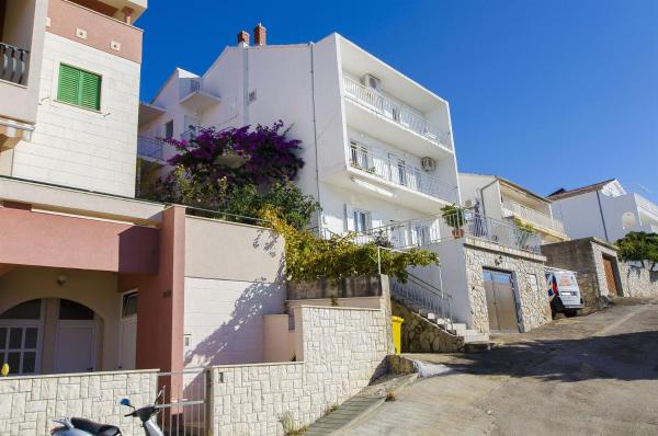 A la foto es mostra l'objecte Apartments Rada situat a la ciutat de Tisno.