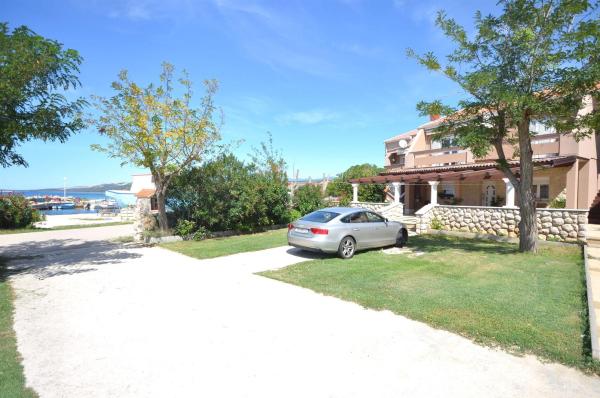 Na fotografii je vidět objekt Apartments Hidden Beach Gem nacházející se ve městě Pag.