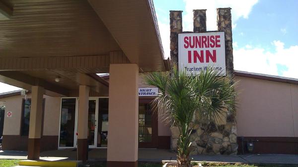 Na zdjęciu widoczny jest obiekt Sunrise Inn - Bradenton położony w mieście Bradenton.