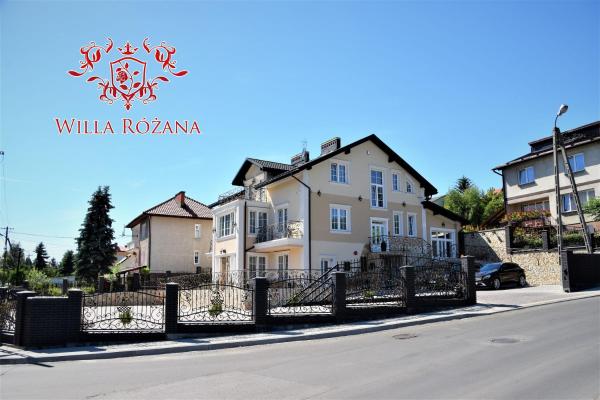 Nella foto è visibile l'oggetto Willa Różana - Apartamenty i Pokoje Gościnne situato nella città di Sandomierz.