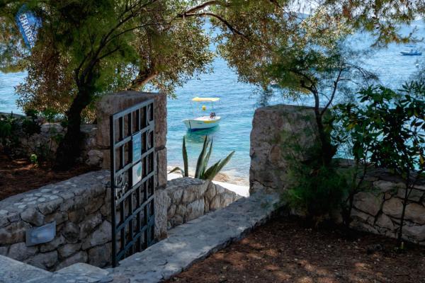 A la foto es mostra l'objecte Pine Beach Villa situat a la ciutat de Hvar.