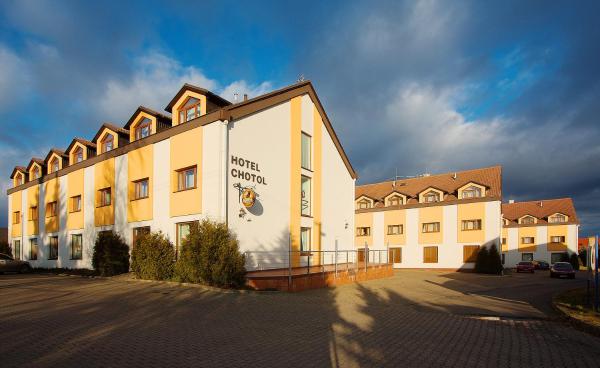 На фото показан объект Hotel CHOTOL, расположенный в городе Velké Přílepy.