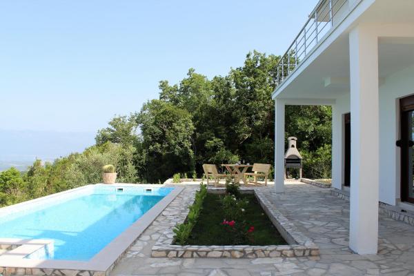 The photo shows the Villa Eva located in the city of Gorovići.