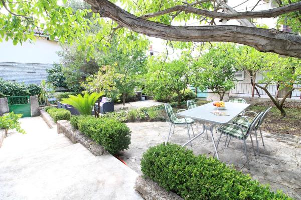 A la foto es mostra l'objecte Apartments Lavanda situat a la ciutat de Primošten.