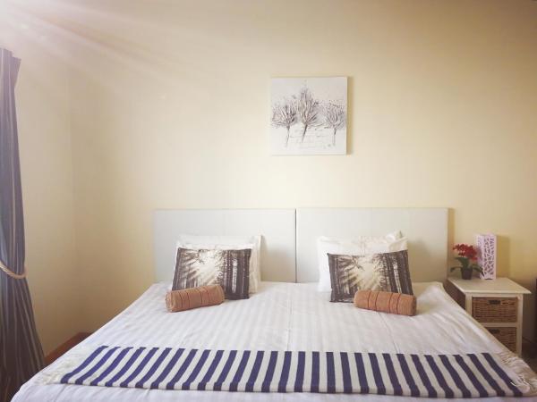 The photo shows the 12 Greenpoint Guesthouse located in the city of Cape Town.