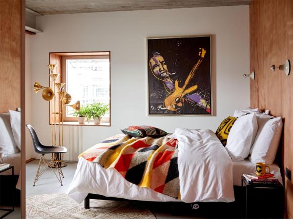 A la foto es mostra l'objecte Q-Factory Hotel situat a la ciutat de Amsterdam.