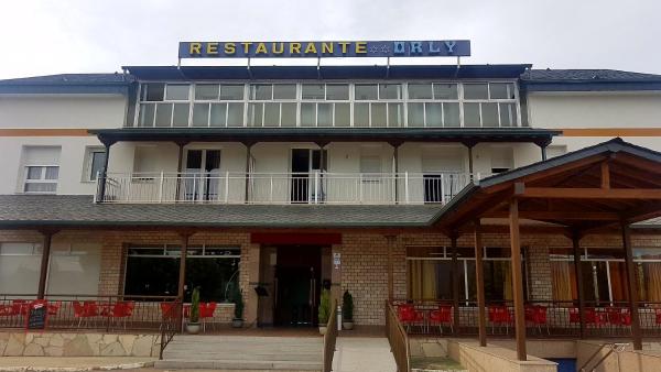A la foto es mostra l'objecte Hostal Orly situat a la ciutat de Camponaraya.