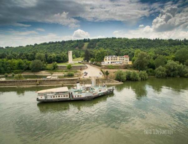 La photo montre l'objet Хотелски комплекс Радецки град Козлодуй situé dans la ville de Kozloduy.