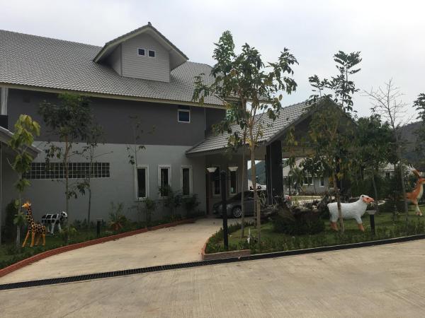 A la foto es mostra l'objecte Sangchan Garden at Kaeng Krachan situat a la ciutat de Kaeng Kachan.