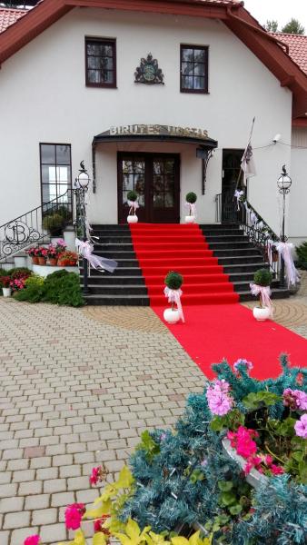 Na fotografii je vidět objekt Birutes Uostas nacházející se ve městě Medomiškiai.