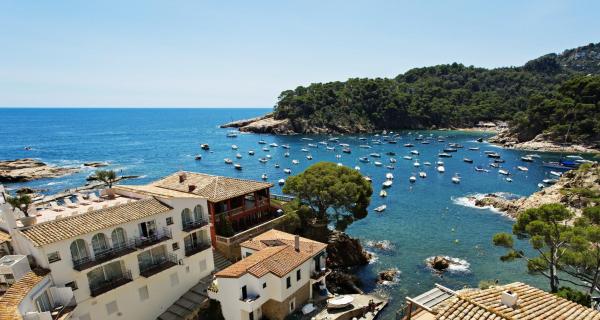 På billedet ses objektet Hotel Aigua Blava beliggende i byen Begur.