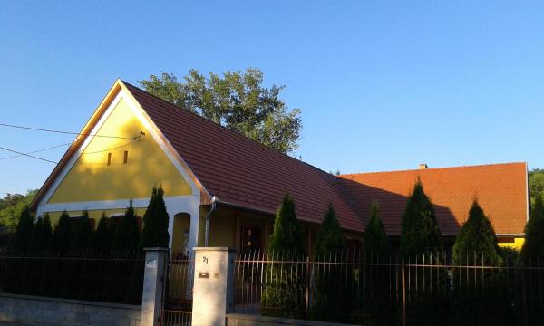 Na foto é possível ver o objeto Döröcske Vendégház localizado na cidade de Nagykónyi.