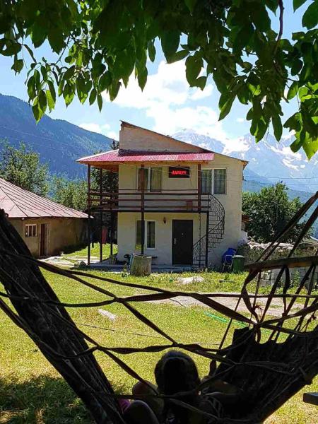 A la foto es mostra l'objecte Iason Guest House in Mazeri situat a la ciutat de Mestia.