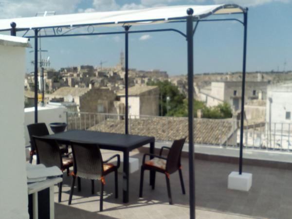 A la foto es mostra l'objecte Sister's love situat a la ciutat de Matera.
