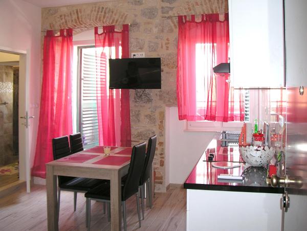 Na fotografii je vidět objekt Apartmani KLARA i GRACIA nacházející se ve městě Split.