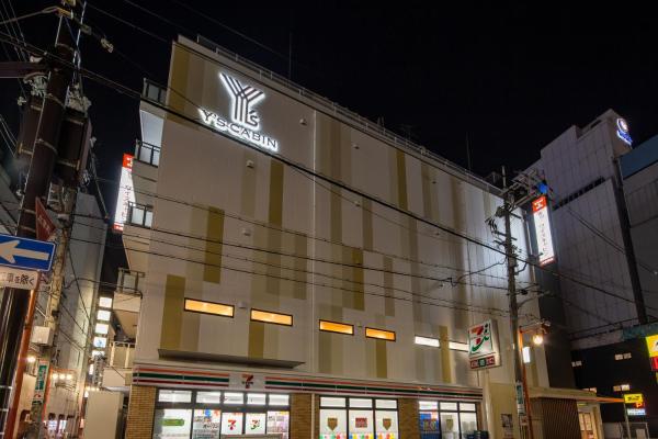 На фото показан объект Y's CABIN Osaka Namba, расположенный в городе Осака.