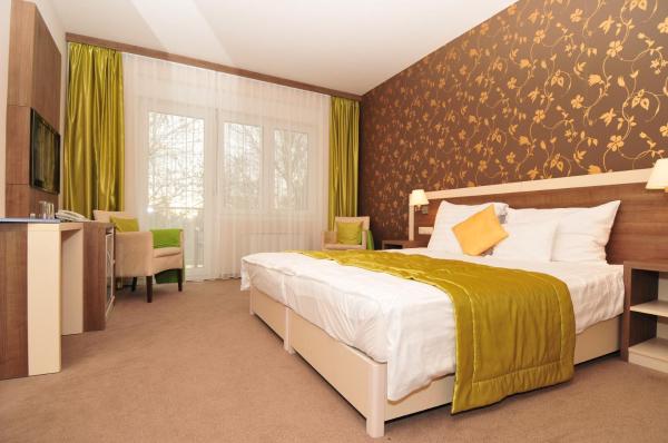写真にはDöbrököz Vasútállomás市にあるHotel Európa Gunarasが写っています。
