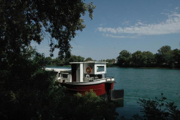 Na zdjęciu widoczny jest obiekt Péniche Espoir położony w mieście Awinion.
