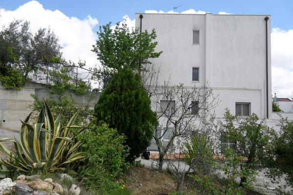 A la foto es mostra l'objecte Le Sorbole situat a la ciutat de Matera.