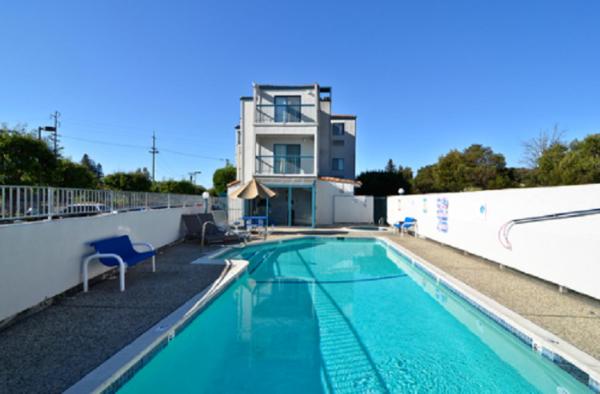 Na fotografii je vidět objekt America's Best Value Inn of Novato nacházející se ve městě Novato.