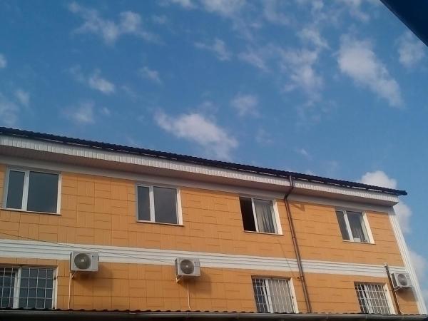 Na fotografii je vidět objekt Hotel Uyut nacházející se ve městě Mayaki.