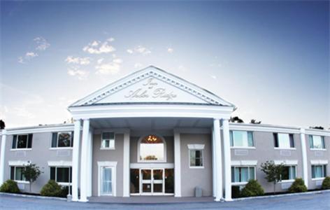 写真にはLagrangeville市にあるInn at Arbor Ridge Hotel and Conference Centerが写っています。
