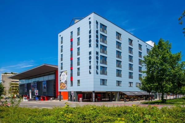 Na fotografii je vidět objekt bigBOX ALLGAEU Hotel nacházející se ve městě Haslach.