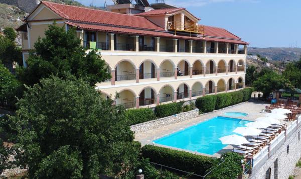 Na zdjęciu widoczny jest obiekt Apart-Hotel Llazari położony w mieście Himara.