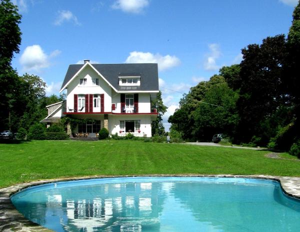 写真にはスパ市にあるHotel La Heid des Pairsが写っています。