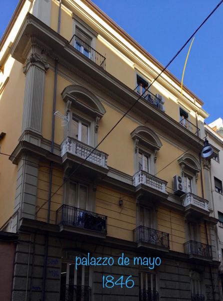 A la foto es mostra l'objecte Ambra Noblesse situat a la ciutat de Nàpols.