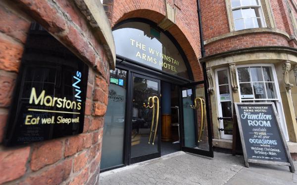 Na fotografii je vidět objekt Wynnstay Arms, Wrexham by Marston's Inns nacházející se ve městě Wrexham.