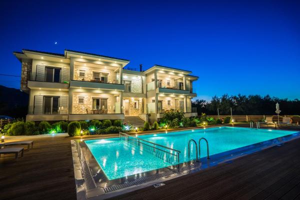 På billedet ses objektet Zante Suites beliggende i byen Alikanas.