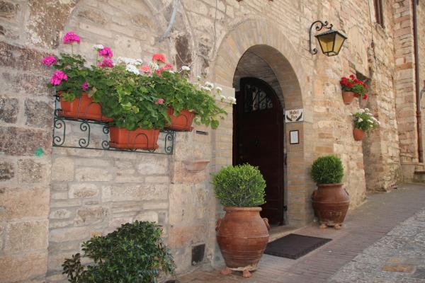 På billedet ses objektet Hotel Pax beliggende i byen Assisi.