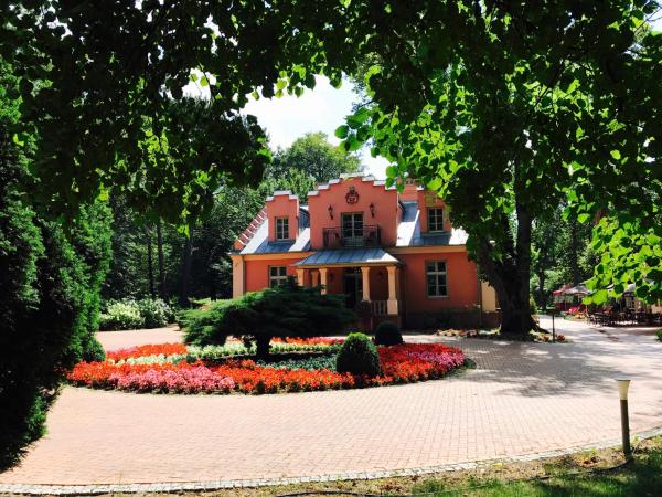 The photo shows the Willa Różana located in the city of Wojciechów.