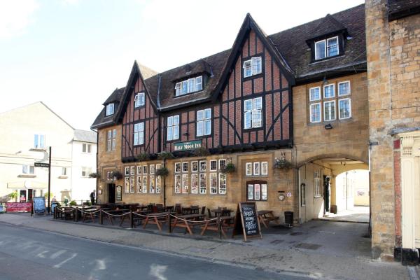 På billedet ses objektet Half Moon, Sherborne by Marston's Inns beliggende i byen Sherborne.