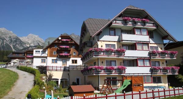Na fotografii je vidět objekt Hotel Neuwirt nacházející se ve městě Ramsau am Dachstein.
