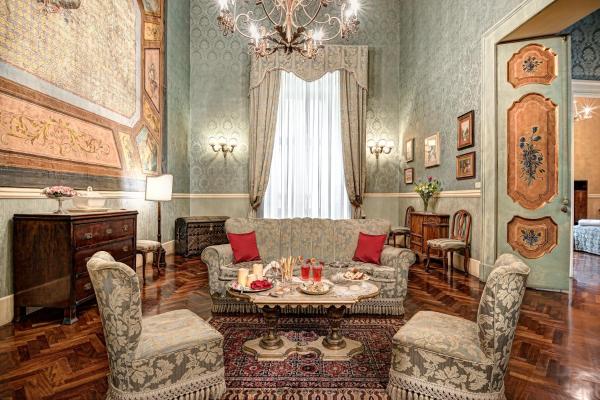 Na foto é possível ver o objeto Arthouse Lady Marys Tribunali Luxury Suite localizado na cidade de Naples.