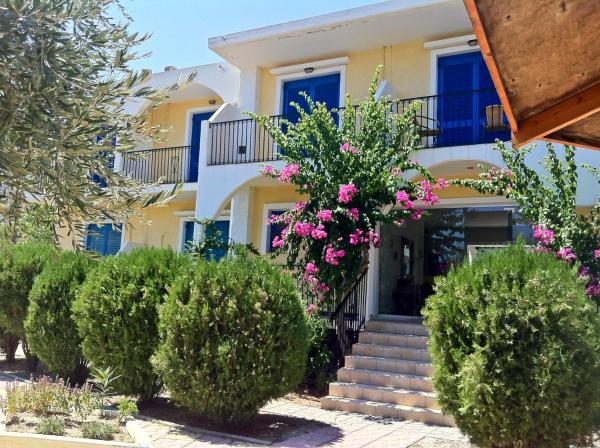 Na fotografii je vidět objekt Castellania Hotel Apartments nacházející se ve městě Livadia.